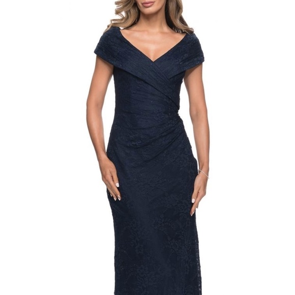 NEW La Femme Portrait Neck Embellished Lace Trumpet Evening Gown in Navy Sz. 4 - Picture 2 of 4